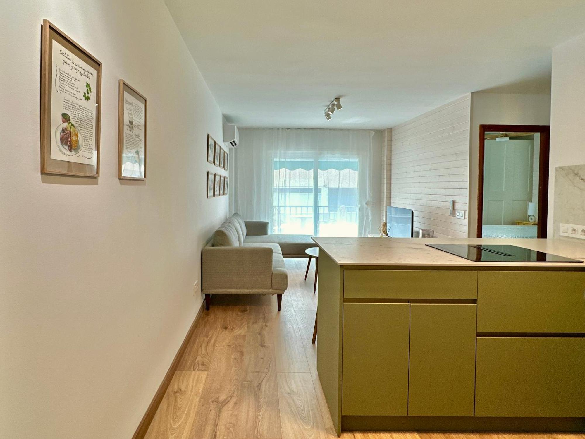 Apartment La Casita 2br - Pool, Parking & Aircon