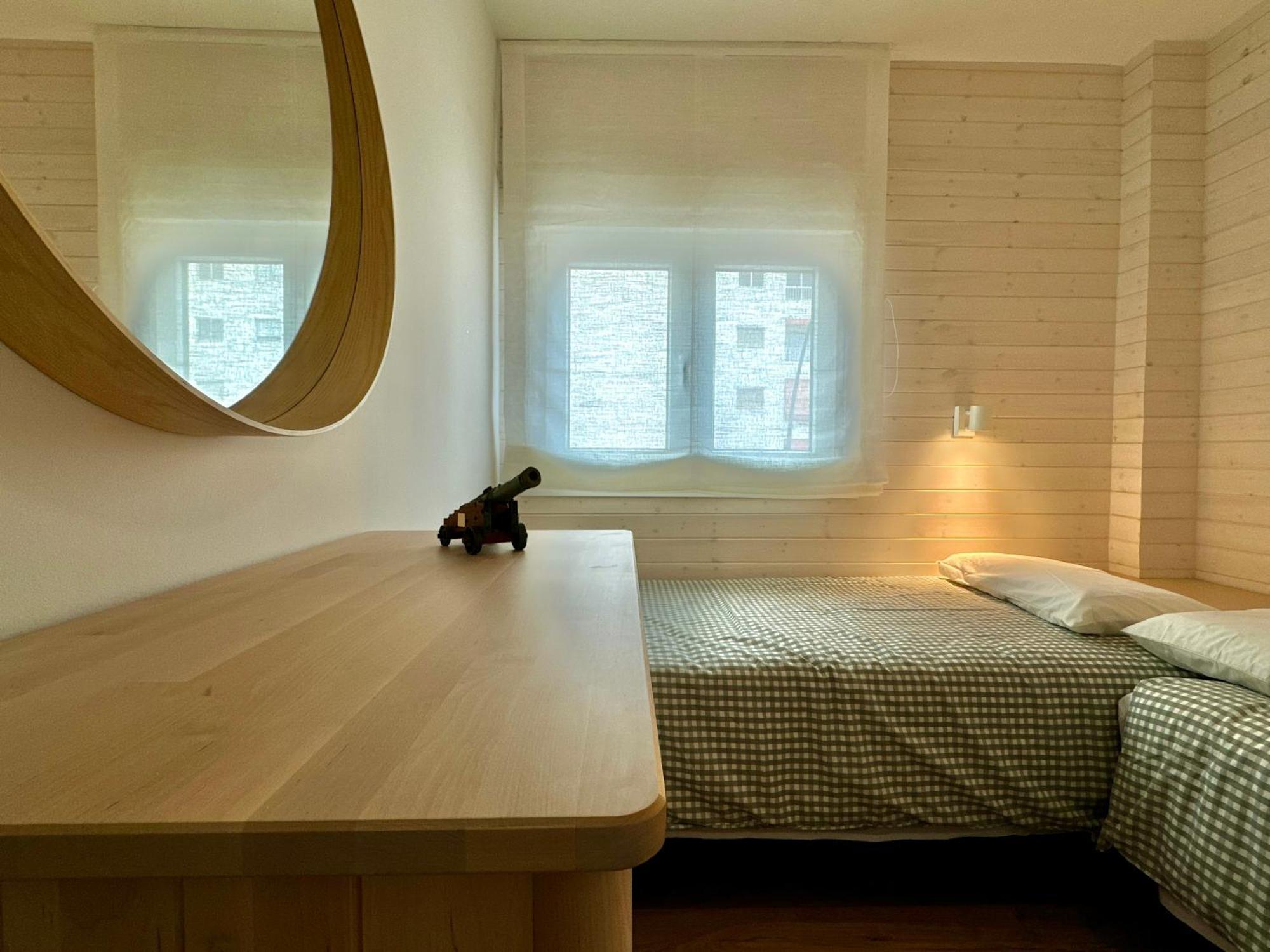 Apartament La Casita 2br - Pool, Parking & Aircon *